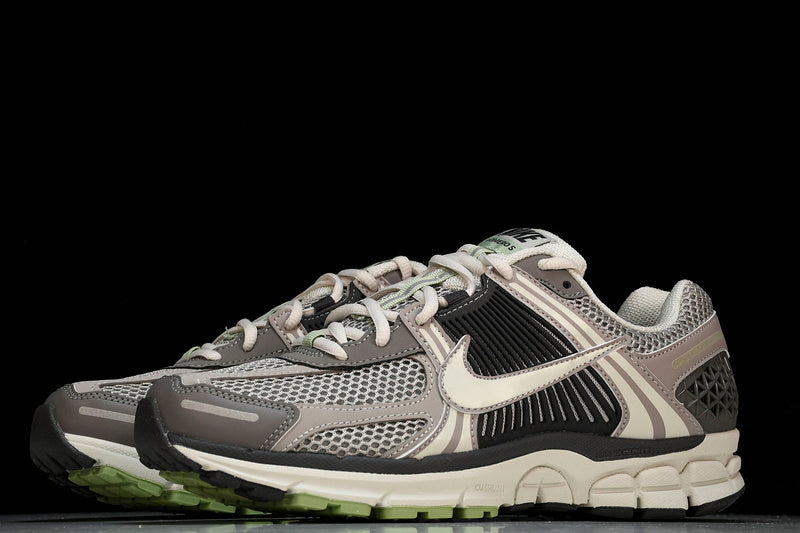 NIKE AIR ZOOM VOMERO 5 COBBLESTONE/LIGHT BONE