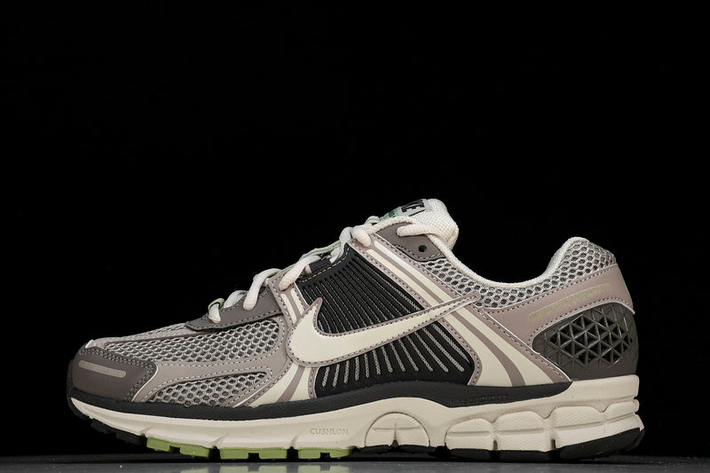 NIKE AIR ZOOM VOMERO 5 COBBLESTONE/LIGHT BONE