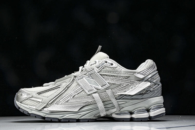 NEW BALANCE 1906 CONCRETE/SILVER METALLIC/BRIGHTON GREY