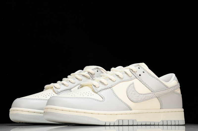 NIKE DUNK LOW NEEDLEWORK WHITE/GREY